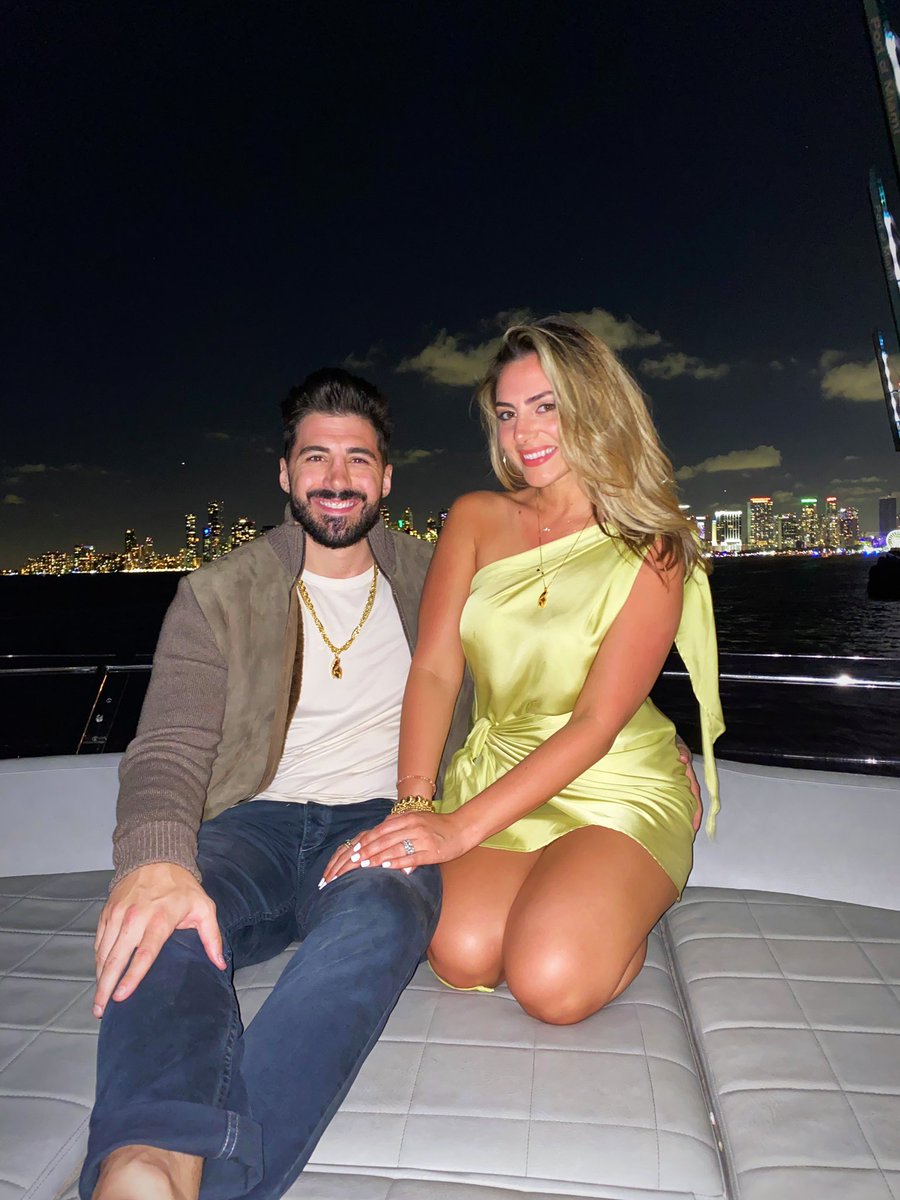 NICKMERCS's tweet photo. Happy New Year! 🎆
2022 baby! 💥
LETS GOO! https://t.co/6KFziD50sz