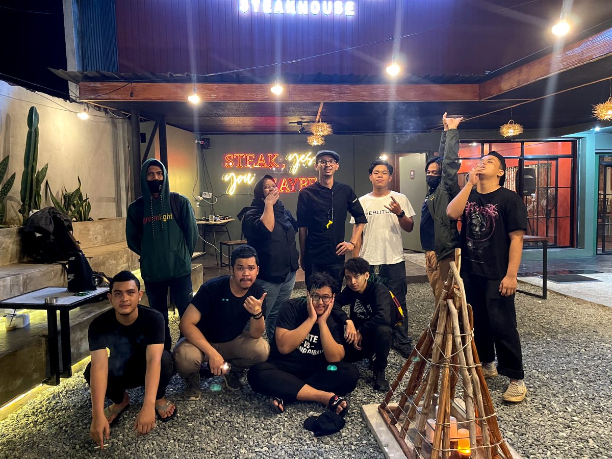 IzzaynBM's tweet photo. Tahun baru kerja kerja kerjaaa πΈπΈπΈ#teamkitchen https://t.co/e0qb3B8EHX
