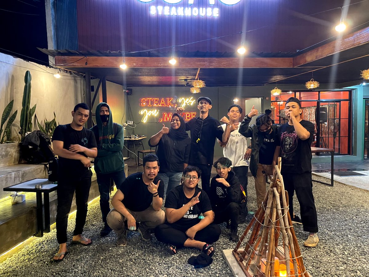 IzzaynBM's tweet photo. Tahun baru kerja kerja kerjaaa πΈπΈπΈ#teamkitchen https://t.co/e0qb3B8EHX