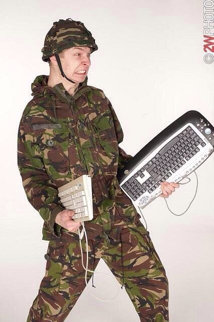 интернет воины. компьютерщики карикатура. интернетный воин. информационная война в интернете. комната карикатура.