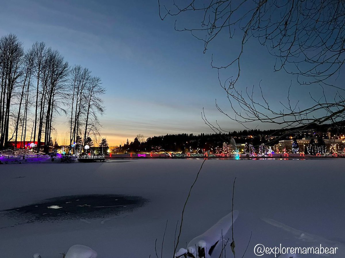 exploremamabear's tweet photo. Last golden hour of 2021 🌅
.
.
.
#coquitlam #britishcolumbia #explorebc #explorecanada #winter #insidecanada #landscapephotography #shotoniphone #ourplanetdaily #earthpix #exploremamabear #vancity #tricities #canada https://t.co/Pc5vHEFN5n
