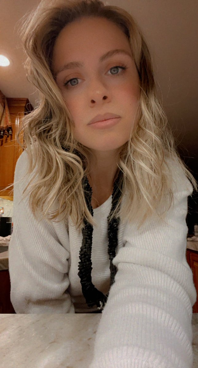 seductivemomma_'s tweet photo. Happy New Year’s Eve twitter !! 🥳🎊 https://t.co/bOXkGgLBqS