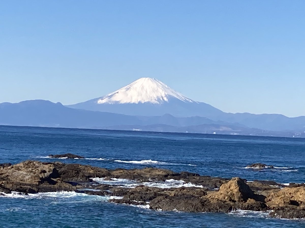 motoo3110's tweet photo. 明けまして
おめでとうございます㊗️

いい天気です。

初詣⛩の後にちょっと寄りました。

#立石海岸 
#立石
#富士山 https://t.co/T4K6vChpl8