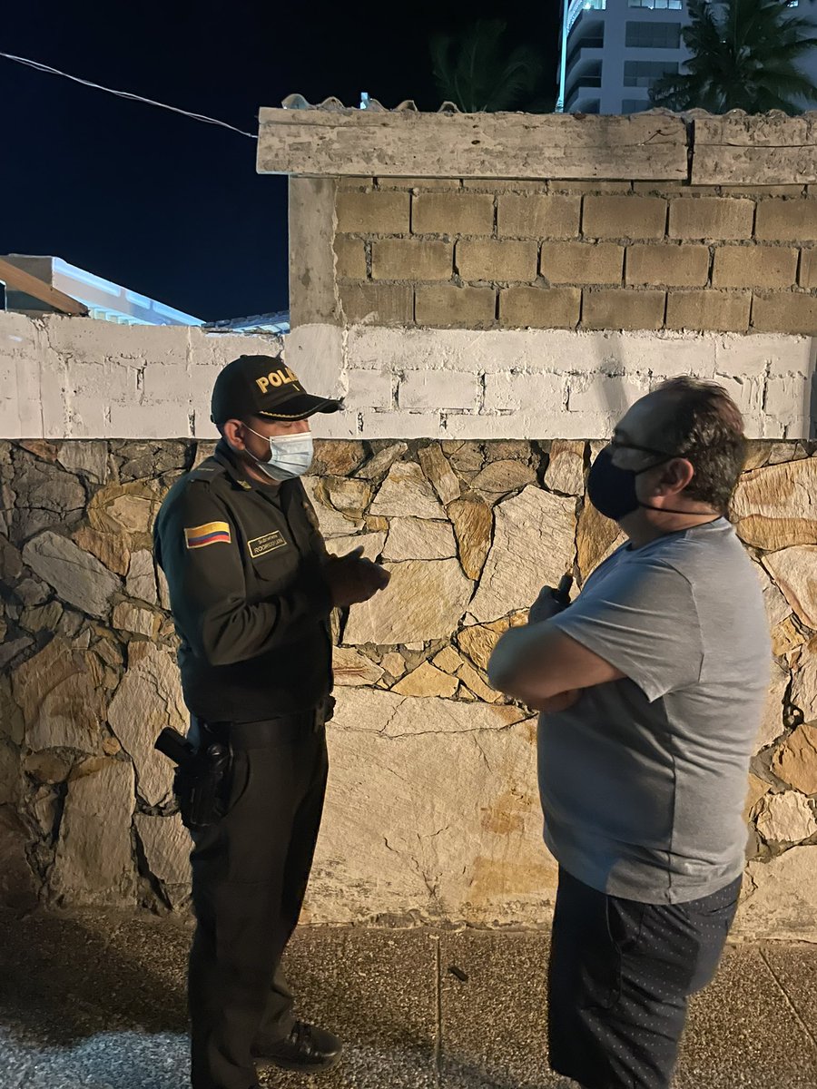ejadad's tweet photo. Reacción inmediata de la Policía Nacional ante el llamado que hicimos a @alcaldiacovenas para frenar atropello del #hotelloshermanos que “instaló” baño al aire libre que afecta a los vecinos por el espectáculo de los huéspedes orinando y defecando sin pudor @NoticiasCaracol https://t.co/LJXsmClwSQ