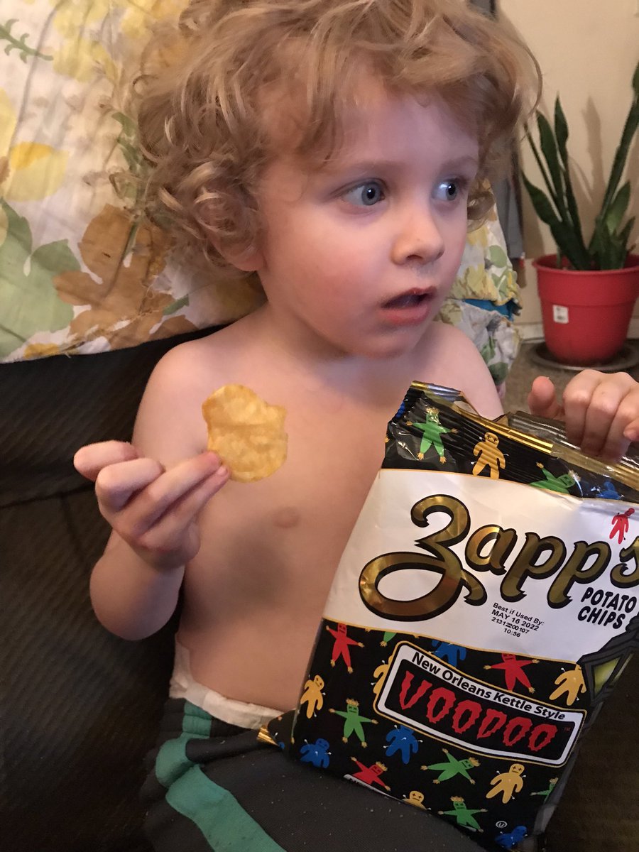 KaylaFr85025740's tweet photo. Ringing in the new year the right way! @ZappsChips #voodoochips #yum #NewYear2022 https://t.co/0wPclcy31d