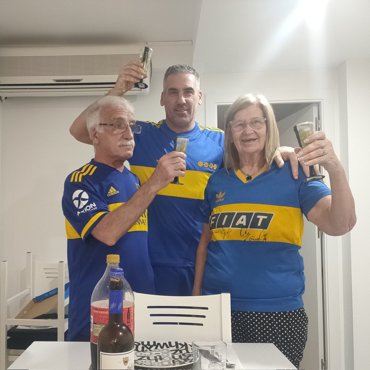 superpacifico's tweet photo. la familia pacífico se puso la ropa de gala para celebrar el año nuevo
@NuevoBoca @BocaJrsOficial 
feliz año nuevo y vamos BOCA carajo!!!! https://t.co/CQfh51790t
