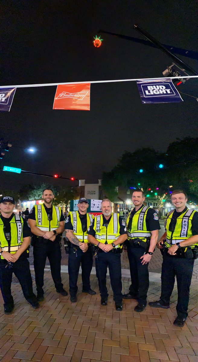 SarasotaPD's tweet photo. A little more than an hour to go before 2022 arrives in the @CityofSarasota โจ๐๐ We continue to be all hands on deck. We hope your final night of 2021 is a safe one. Weโre here if you need us if youโre at the #PineappleDrop or enjoying a night at home. โจ๐๐๐ https://t.co/c7NJU8DgsI