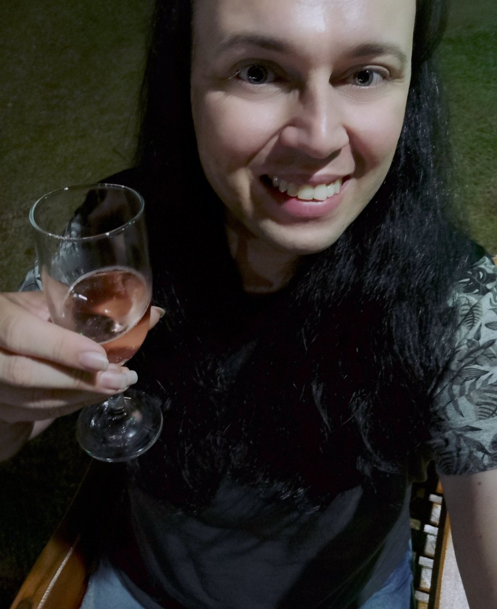 LulunandoOFC's tweet photo. Esse é um brinde de gratidão por tudo o que vivi até aqui e de esperança por tudo que ainda vai chegar! 🥂

#Lulunando #CanalLulunando #FelizAnoNovo #Feliz2022 #Brinde https://t.co/mg2GfgX334