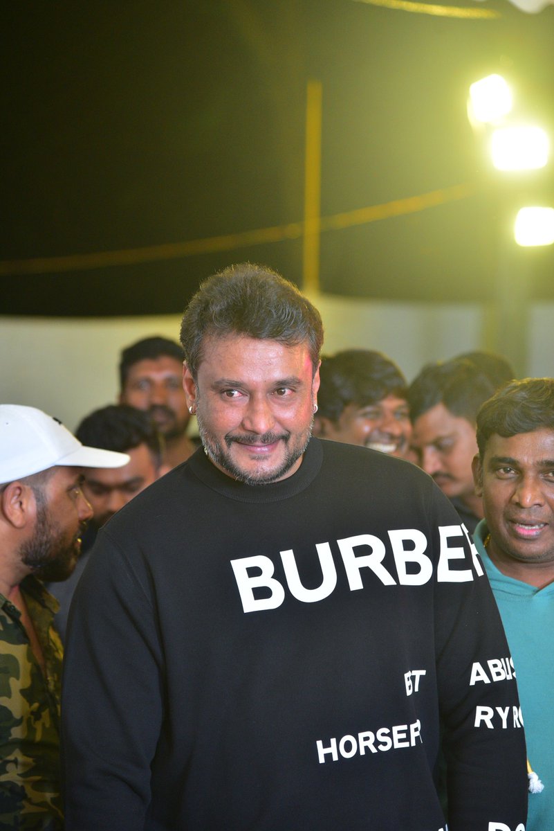 dasadarshan's tweet photo. ಹೊಸ ವರ್ಷದ ಪ್ರತಿಕ್ಷಣವೂ ಸಂತಸದಿಂದ ಕೂಡಿರಲಿ. ನಿಮ್ಮ ಇಷ್ಟಾರ್ಥಗಳೆಲ್ಲವೂ ಈಡೇರಲಿ. ನಿಮ್ಮ ಭವಿಷ್ಯ ಮತ್ತಷ್ಟು ಉಜ್ವಲಿಸಲಿ ಎಂದು ಆಶಿಸುತ್ತಾ ತಮಗೆ ಹಾಗೂ ತಮ್ಮ ಕುಟುಂಬಕ್ಕೆ ಹೊಸ ವರ್ಷದ ಹಾರ್ದಿಕ ಶುಭಾಶಯಗಳು https://t.co/ztZK85966s