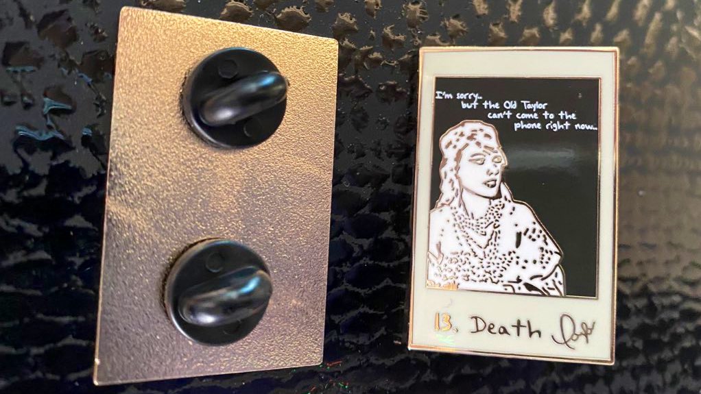 thetaylortarot's tweet photo. I’ve made 💯 sales so I’m hosting a GIVEAWAY 🚨
You could win:

🥇 The Taylor Tarot and Tayl’Oracle Decks, Death Card pin, signed RED (Taylor’s Version)

🥈 The Tayl’Oracle deck, Death card pin

🥉 the Death Card Pin

Entry rules in thread 🧵 https://t.co/MKDZQBUBeO