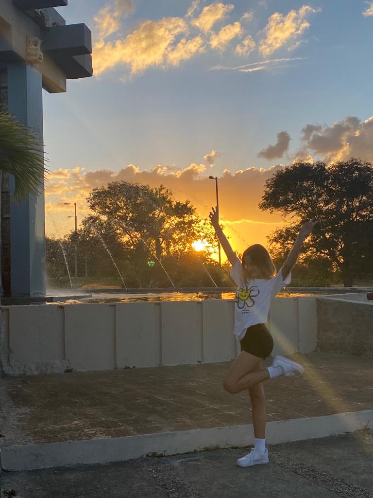 AnaArnerr's tweet photo. Aprovecho y les dejo mucha buena vibra para el 2022 <3 https://t.co/cPaWB25uGa