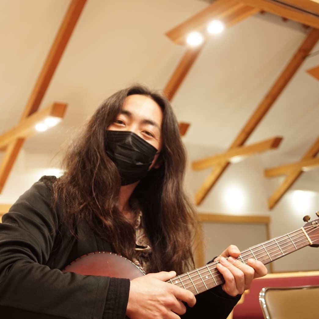 yukitaro_guitar's tweet photo. 明けましておめでとうございます。

実際は正月もクソもない日々を過ごしております。が、

正月。
多くの人が「おめでとうございます」と挨拶し合い、「よろしくお願いします」と言い合い、何だか、少し優しい雰囲気に満ちているので、イイものだなあと感じます。

今年も、よろしくお願い致します。 https://t.co/S1sl2xCA0h