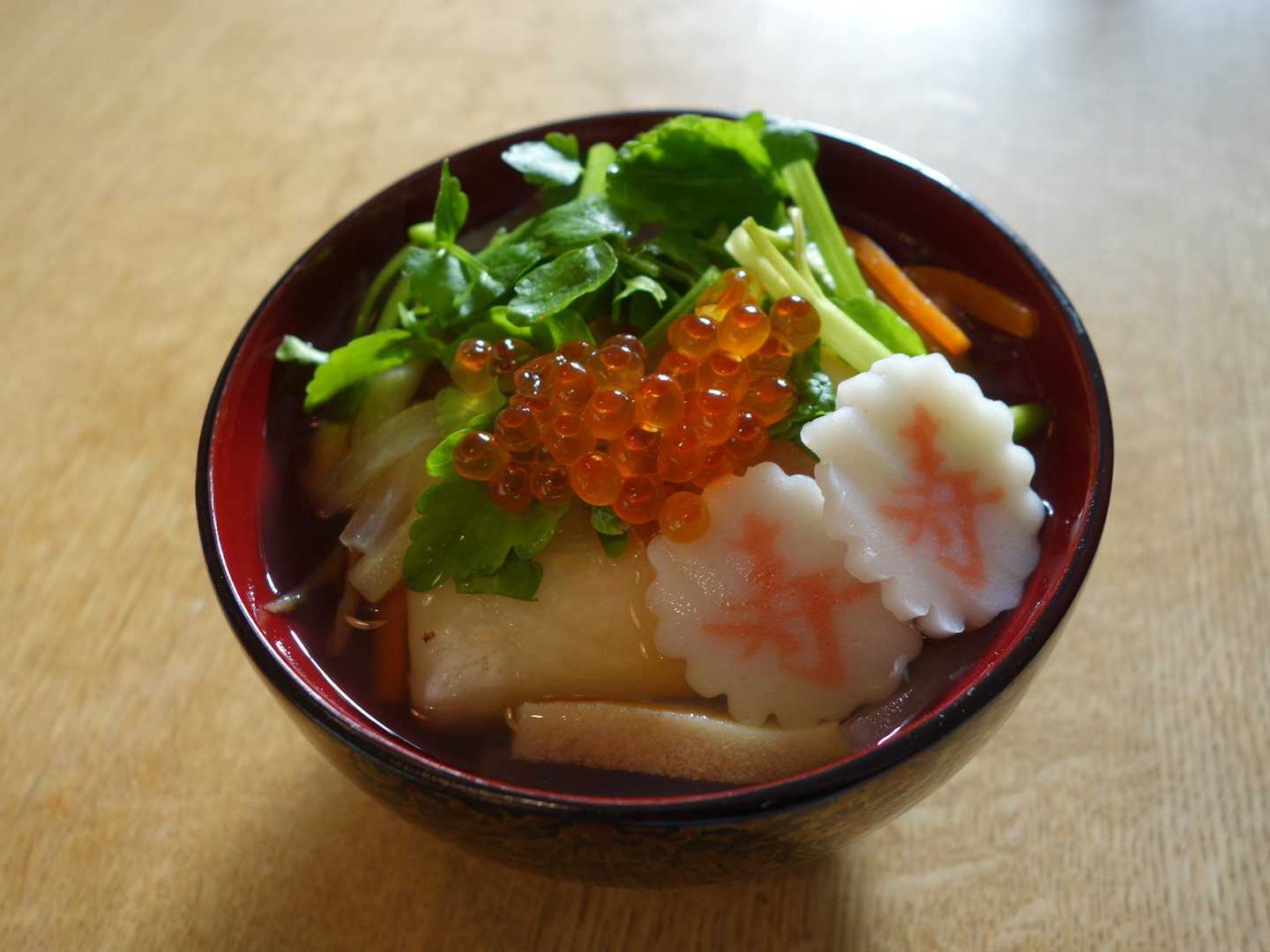 ちー Hakuo416 東京在住ですが生まれ育った 仙台 の雑煮です 焼き干しハゼのだし 茹でて凍らせたダイコン ニンジン ゴボウ 高野豆腐 焼いた角もち 仕上げにセリとイクラとなるとを添えます 味付けは塩としょうゆです ハゼだしの香りを嗅ぐと