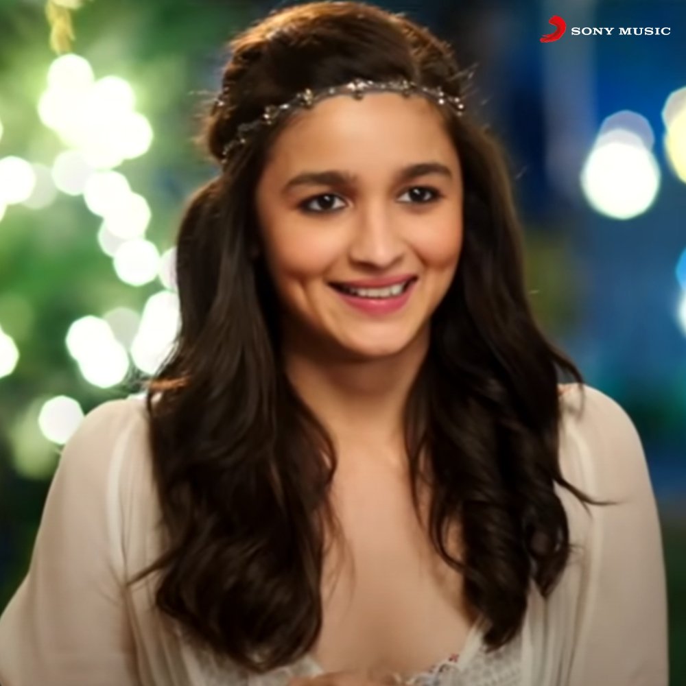 sonymusicindia's tweet photo. '😁' back at them! Drop the emoji in comments below. Start the #NewYear2022 on a happy note.

#KritiSanon #KiaraAdvani #JasminBhasin #AliaBhatt #AnushkaSharma
#NewYear #Smiles #Love https://t.co/hTFIi6zvrc