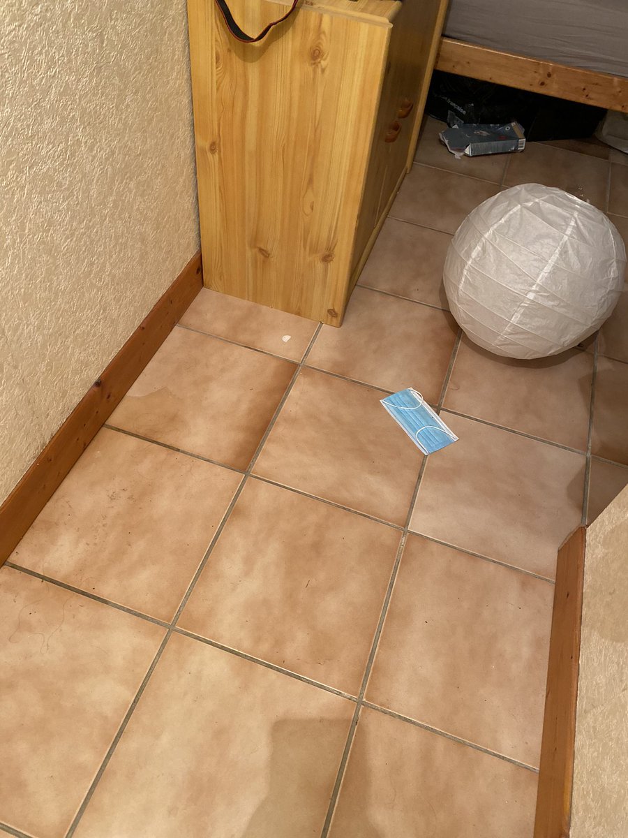 SiYa03's tweet photo. Bonne année 2022 ! Plus de dégât matériel que physique. Je me retrouve sans lumière dans ma chambre, plus de porte d’entrée, plus de set up. Méfiez vous des gens que vous soutenez. @TheVivi_Vincent merci. https://t.co/SKgIMT3OlJ