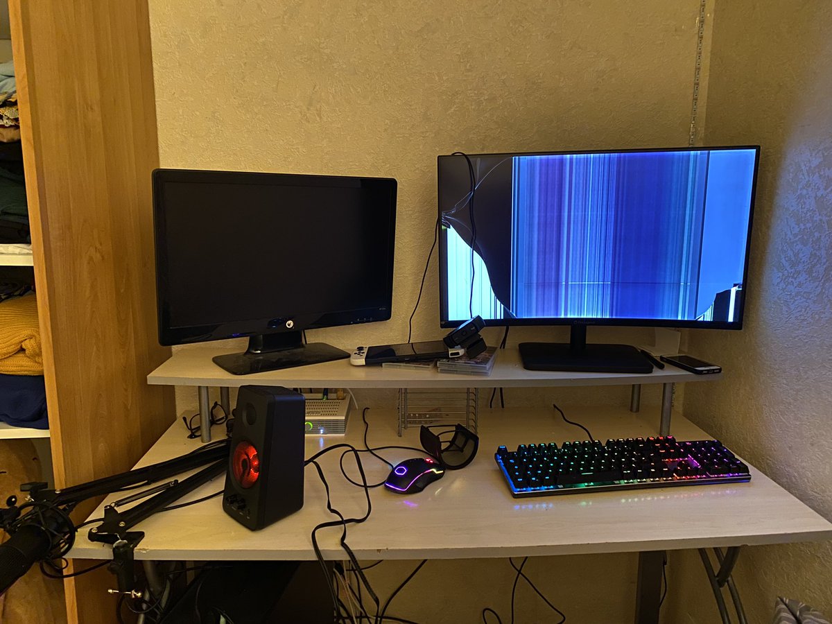 SiYa03's tweet photo. Bonne année 2022 ! Plus de dégât matériel que physique. Je me retrouve sans lumière dans ma chambre, plus de porte d’entrée, plus de set up. Méfiez vous des gens que vous soutenez. @TheVivi_Vincent merci. https://t.co/SKgIMT3OlJ