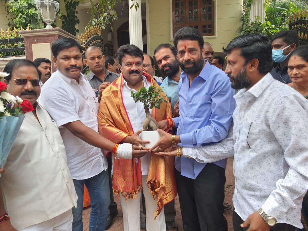 ReddyGinnaram's tweet photo. *రాష్ట్ర మంత్రి వర్యులు గౌ ,,శ్రీ* *తలసాని శ్రీనివాస్* *యాదవ్* గారి ని  వారి నివాసం లో కలసి  *నూతన* *సంవత్సర శుభాకాంక్షలు* తెలిపిన  చైతన్యపురి *మాజీ*    *కార్పొరేటర్* *జిన్నారం విఠల్ రెడ్డి* https://t.co/CMuKlX1x0G