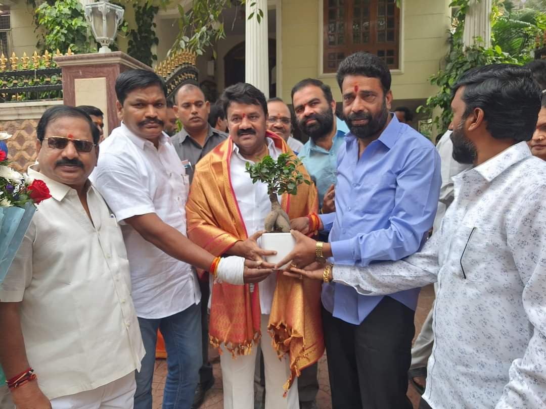 ReddyGinnaram's tweet photo. *రాష్ట్ర మంత్రి వర్యులు గౌ ,,శ్రీ* *తలసాని శ్రీనివాస్* *యాదవ్* గారి ని  వారి నివాసం లో కలసి  *నూతన* *సంవత్సర శుభాకాంక్షలు* తెలిపిన  చైతన్యపురి *మాజీ*    *కార్పొరేటర్* *జిన్నారం విఠల్ రెడ్డి* https://t.co/CMuKlX1x0G
