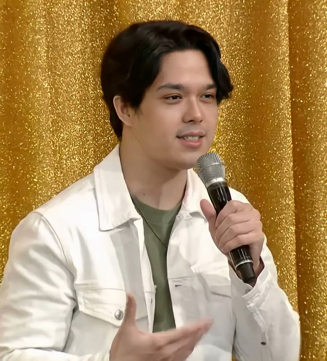 elmotizens's tweet photo. Happy New Year Elmo! Looking so dashing! @SuperElmo

#ElmoMagalona https://t.co/mNh5sgC2B0