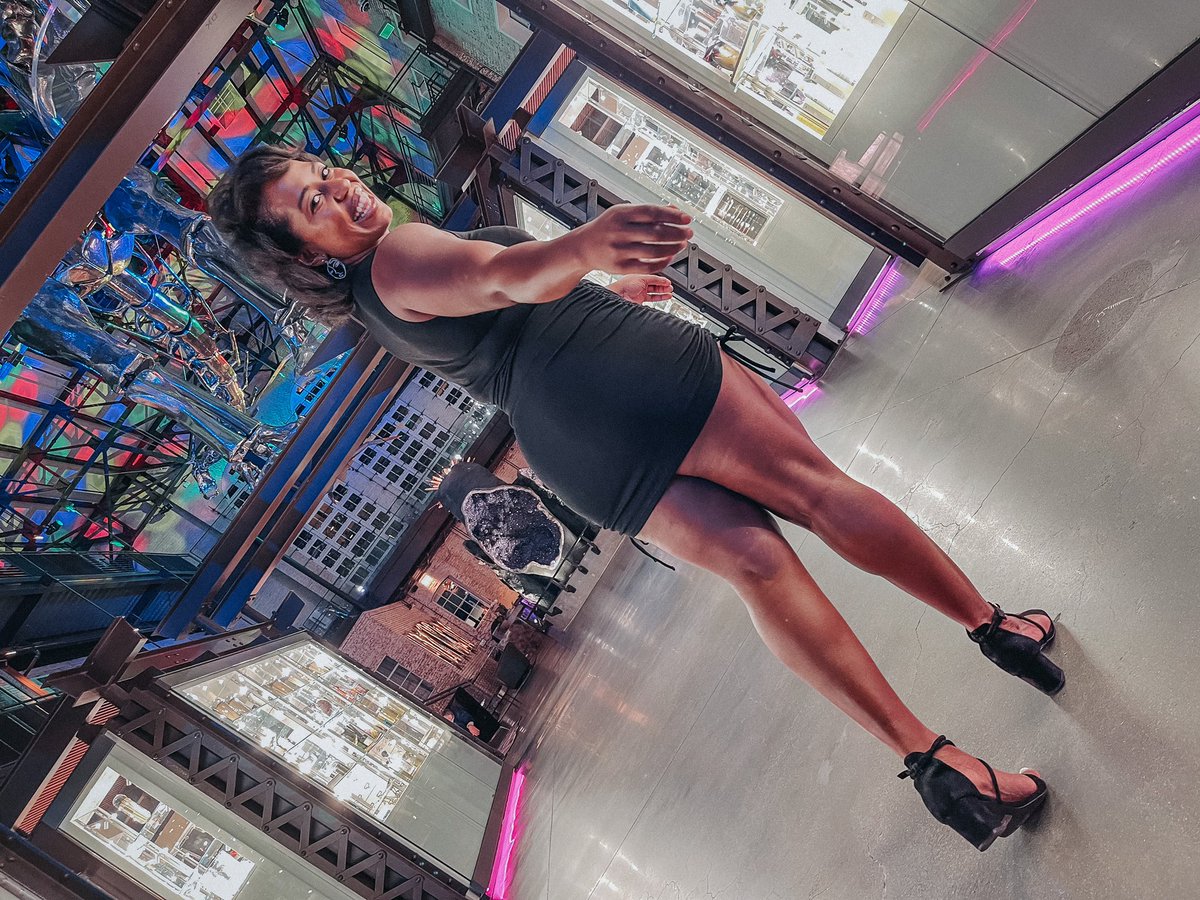 kaylah_t's tweet photo. magic in new beginnings is truly the most powerful of them all!! 
goodbye 2021! and hello to a new adventure! #bonjour 🥳🥂✨
#happynewyears2022 #killahk https://t.co/wNVSi0fg5T