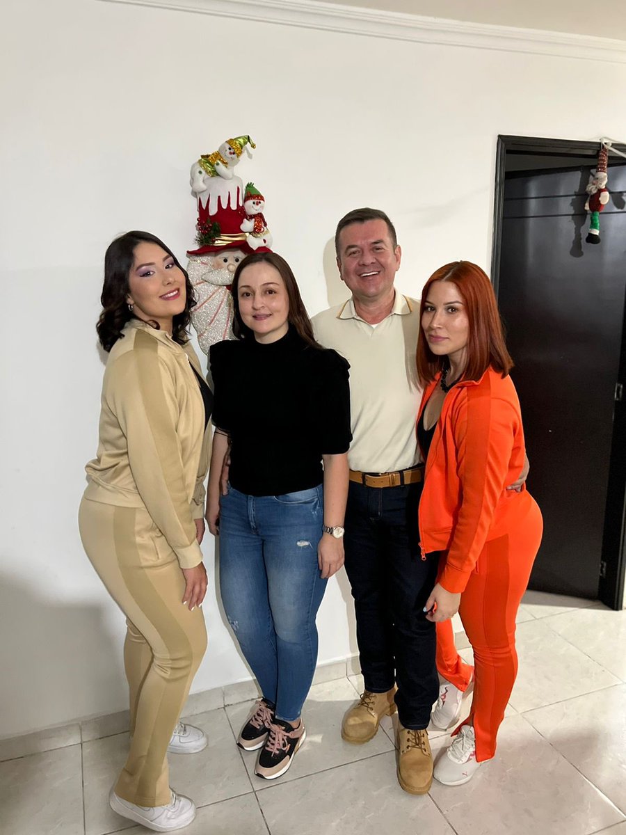 ZapataPimienta's tweet photo. Recibiendo Año Nuevo en familia❤️ siempre unidos y con toda la buena energía para este 2022🎇
¡Bendiciones para todos! https://t.co/3GVROfIXx3