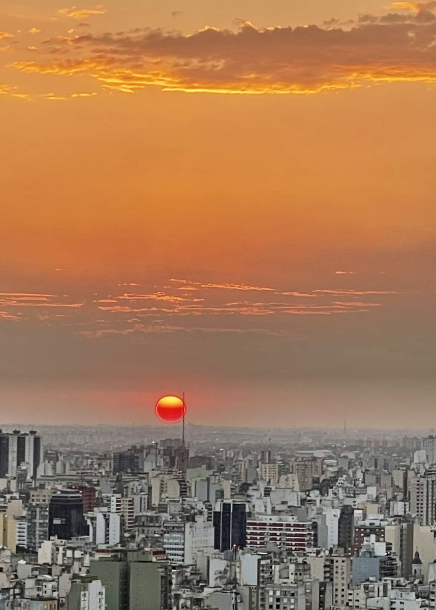 patwass's tweet photo. Last sunset from 2021. Happy and healthy 2022! 🎉🥂🎉 https://t.co/44cd9aGCoZ
