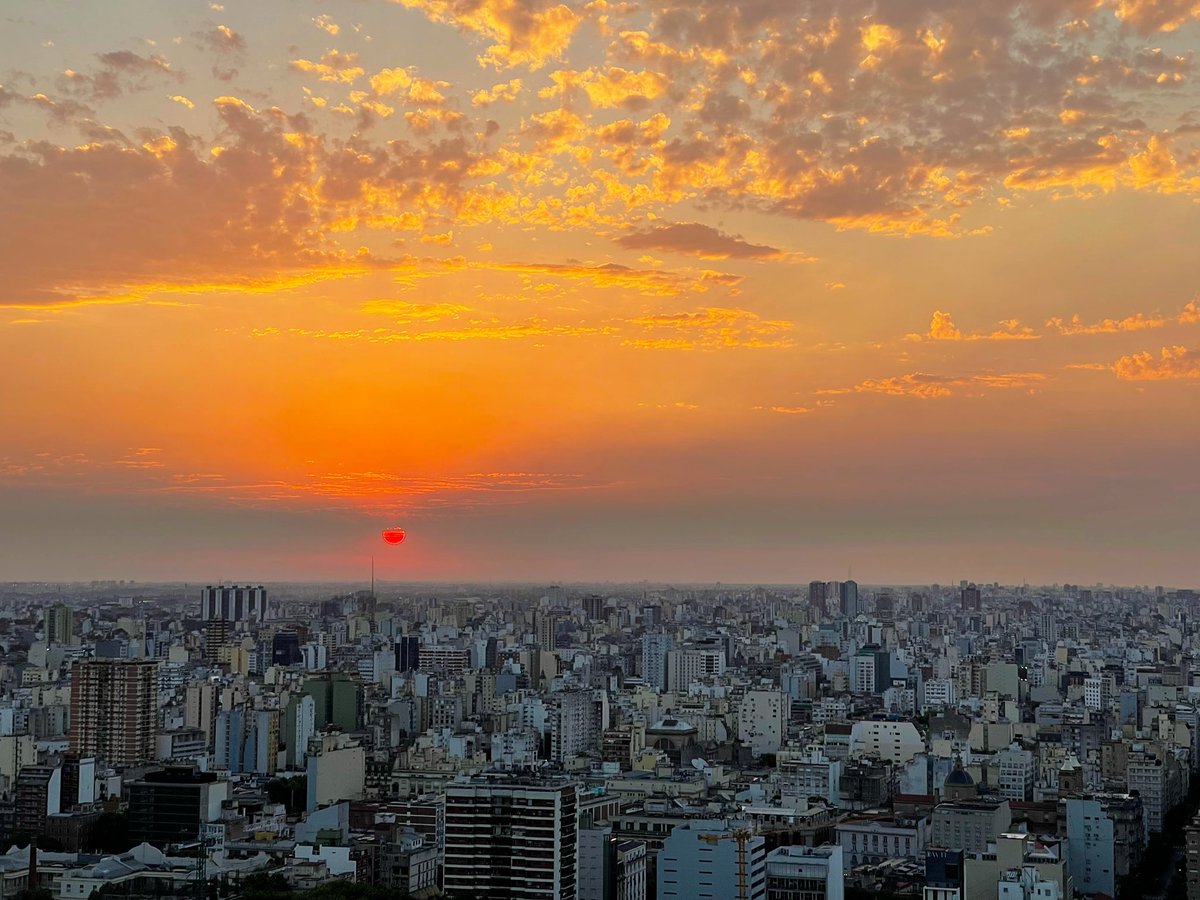 patwass's tweet photo. Last sunset from 2021. Happy and healthy 2022! 🎉🥂🎉 https://t.co/44cd9aGCoZ