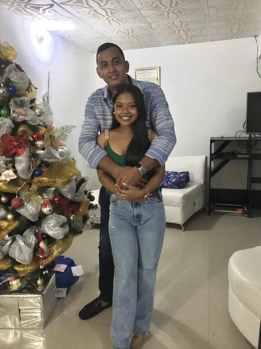 Ruben_P_'s tweet photo. El año pasado tocó bajo la mesa hoy no 🥰 @LizBermudezP https://t.co/MVy3yeov3P
