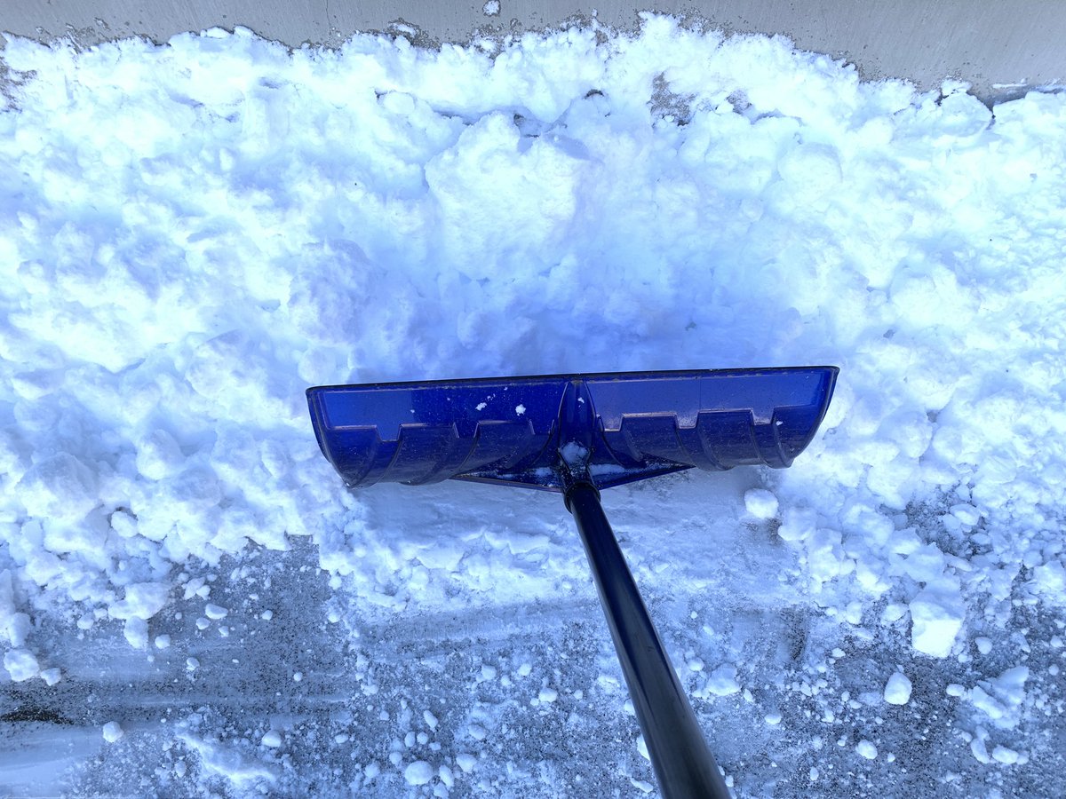 帰省中ですが今日は朝から雪かきしていました。
せっかく雪かきしたのに、また降り出した…。