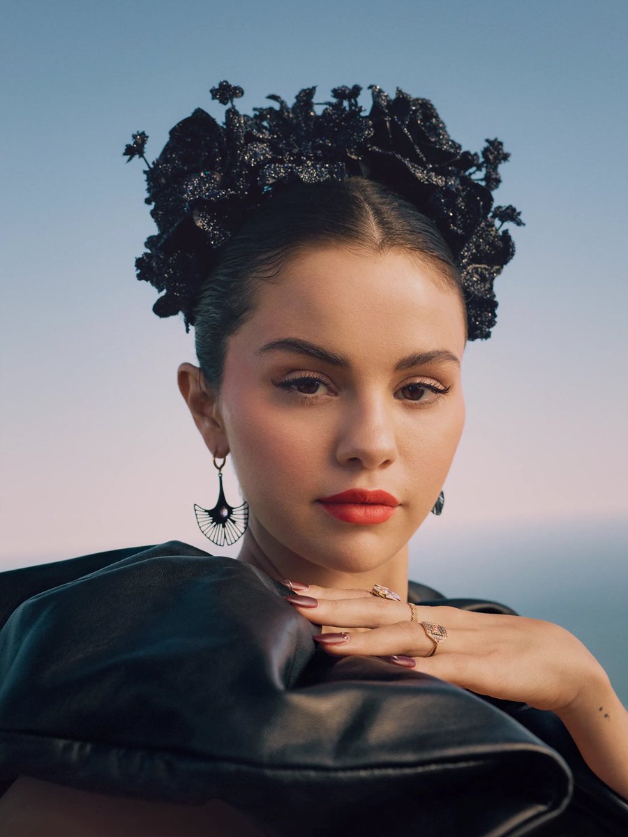 YonceData's tweet photo. Female artists with the highest average likes per post on Instagram:

Billie Eilish: 5.7M
Selena Gomez: 4.5M
Adele &amp; Ariana: 4.1M
Beyoncé: 3.4M https://t.co/QnhAA0weLQ
