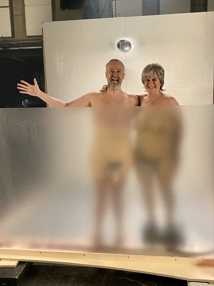 Les parents de la famille la plus propre au Québec vous souhaite bonne année! 🍾🥂🎉
Les prothèses sont pas toujours dans la face🤪 #costumesdetoutnu #ByeBye2021