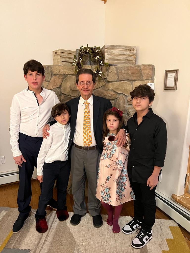 Con mis cuatro nietos mayores esperando el 2022.