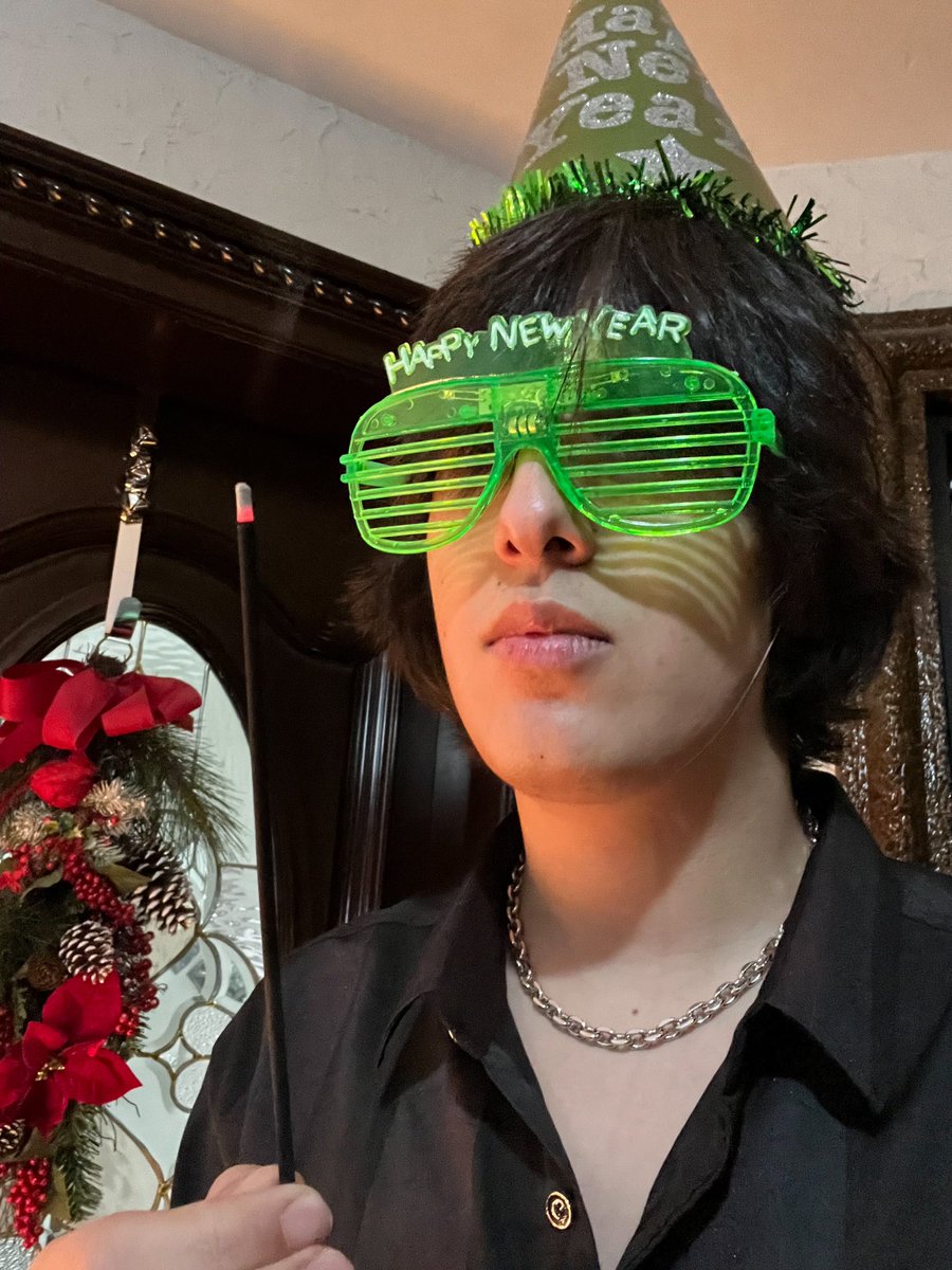 MissaSinfonia's tweet photo. Compré palitos de incienso pensando que eran luces de bengala, este es el peor año nuevo de mi vida. https://t.co/JDt1R3keYA