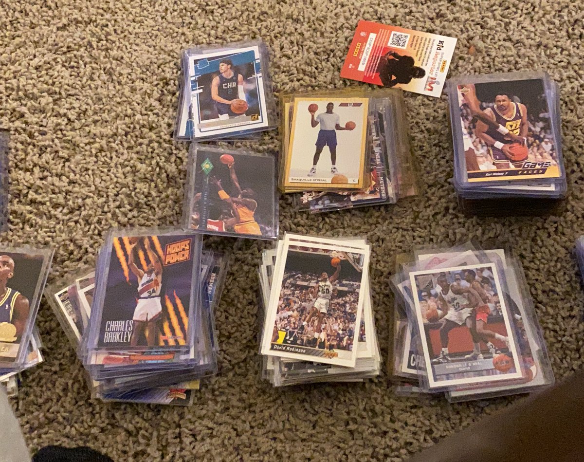 GoeringSportsCs's tweet photo. New Years Eve party is going crazy here. Card sorting to end the year and get 2022 off to a good start! #thehobby #sportsCards #nba #Panini #Topps #upperdeck #90s @1_MattHall https://t.co/bgmchOwzOk