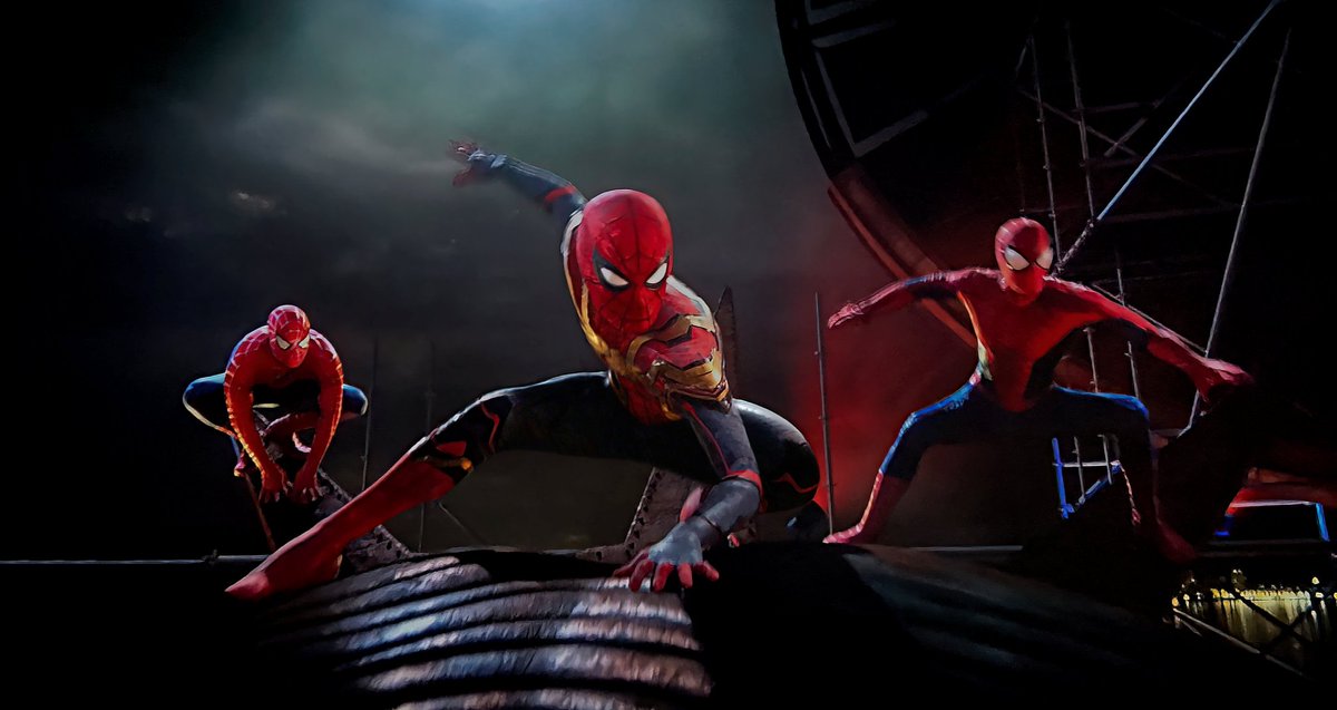 SomosGeek94's tweet photo. Gracias 2021, gracias Sony, Gracias Marvel por hacer posible el Spiderverse. Este año no se olvida para los amantes del arácnido, queda marcado para la historia 🔴🕸🕷 #TobeyMaguire #TomHolland #AndrewGarfield https://t.co/hhlFZwvoLr