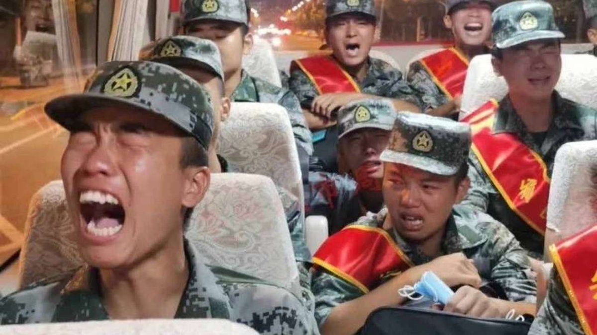 swatchraj's tweet photo. @globaltimesnews Happy Sissy New Year to #PLAArmy kids , yes they are kids in front of #IndianArmy 😂😂 https://t.co/xmFSemfPRQ