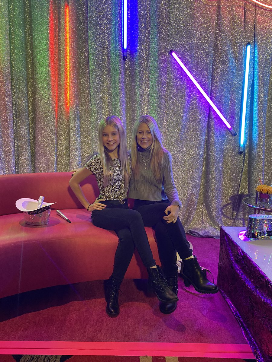 Kickermama's tweet photo. Happy New Year #CNNYE  #CNNNYE #goldennuggetlc https://t.co/bxMmlZqjrG
