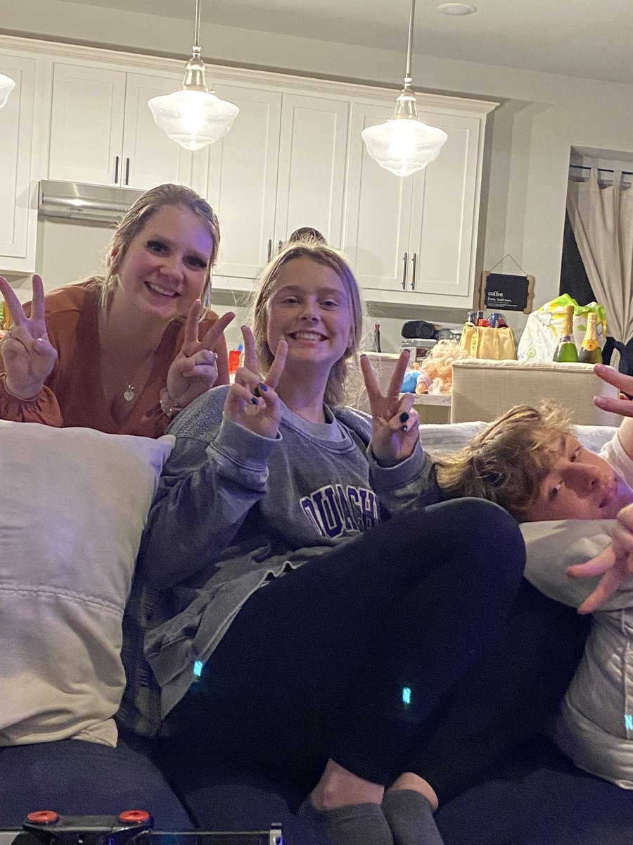 rangersbrit's tweet photo. Chillin’ in Haslet waiting for midnight. HAPPY NEW YEAR! #LoneStarNYE https://t.co/xTZAAbIbLh