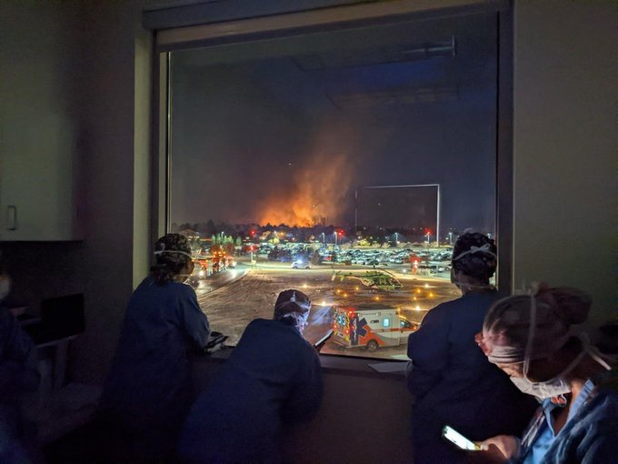 Hospital staff watch from a window as the #MarshallFire rages out of control.

Proper credit to this Pulitzer-worthy image:

Photographer is Melanie Lueras, a surgical tech at Good Samaritan Medical Center in Lafayette, #Colorado. #photojournalism
#BoulderCounty #boulderfire
