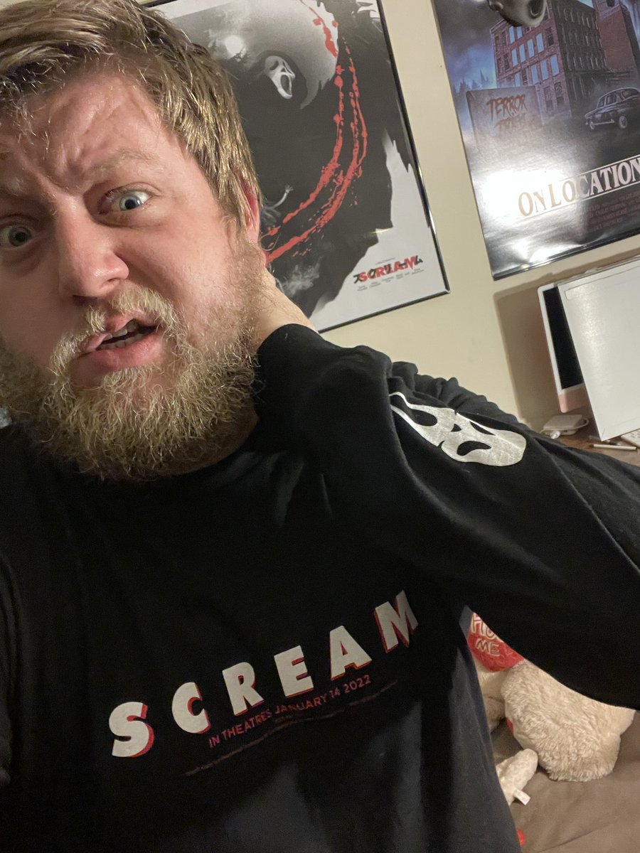 JaceSmethurst's tweet photo. Screaming in the new year like…#GhostfaceIsWatching #Ghostface #Scream @ScreamMovies @EW @ParamountPics this long sleeve is the illest! https://t.co/8b2J44qhrG