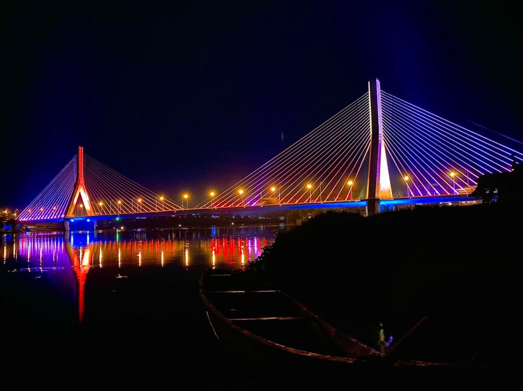 DailyMonitor's tweet photo. PHOTOS: The iconic Nile Bridge is seen illuminated in Jinja City, Busoga Sub-region in Eastern Uganda on New Year's Eve during New Year celebrations ahead of January 1, 2022. #MonitorUpdates 📸Handout https://t.co/SbKXyzeo18