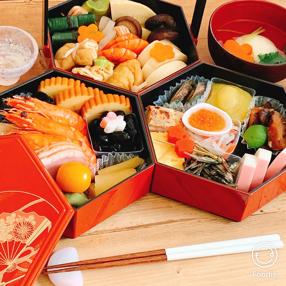 おせち～～✧‧˚
今年もお正月実家に帰らずなので、作ろうか迷ったのですが買っちゃっいまして(*´﹀`*)♡
どれもお味が染みてて美味しかった～🌸
三が日でのんびり食べる( "´༥`"  )♪ .*