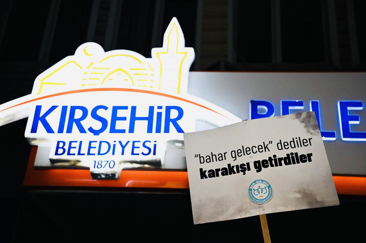 _aliyalcin_'s tweet photo. EMEK, EKMEK, ADALET,
KIRŞEHİR’DE REZALET!

5393’lü 25 Sözleşmeli Memurun dün işi vardı,bugün yok!

Kırşehir’de 25 yuvada hüzün var, öfke var, kaygı var.

Maalesef Kırşehir’de 25 aile, 2022’ye ekmeksiz girdi.

Emekçiye dokunulmayacak diye namus sözü veren @herkesicinCHP nerdesin? https://t.co/loa6d04lMS