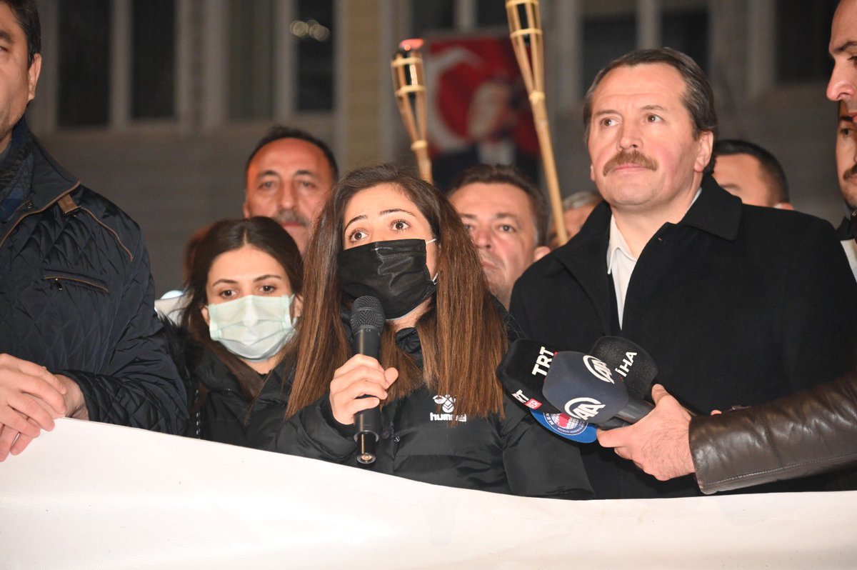 _aliyalcin_'s tweet photo. EMEK, EKMEK, ADALET,
KIRŞEHİR’DE REZALET!

5393’lü 25 Sözleşmeli Memurun dün işi vardı,bugün yok!

Kırşehir’de 25 yuvada hüzün var, öfke var, kaygı var.

Maalesef Kırşehir’de 25 aile, 2022’ye ekmeksiz girdi.

Emekçiye dokunulmayacak diye namus sözü veren @herkesicinCHP nerdesin? https://t.co/loa6d04lMS