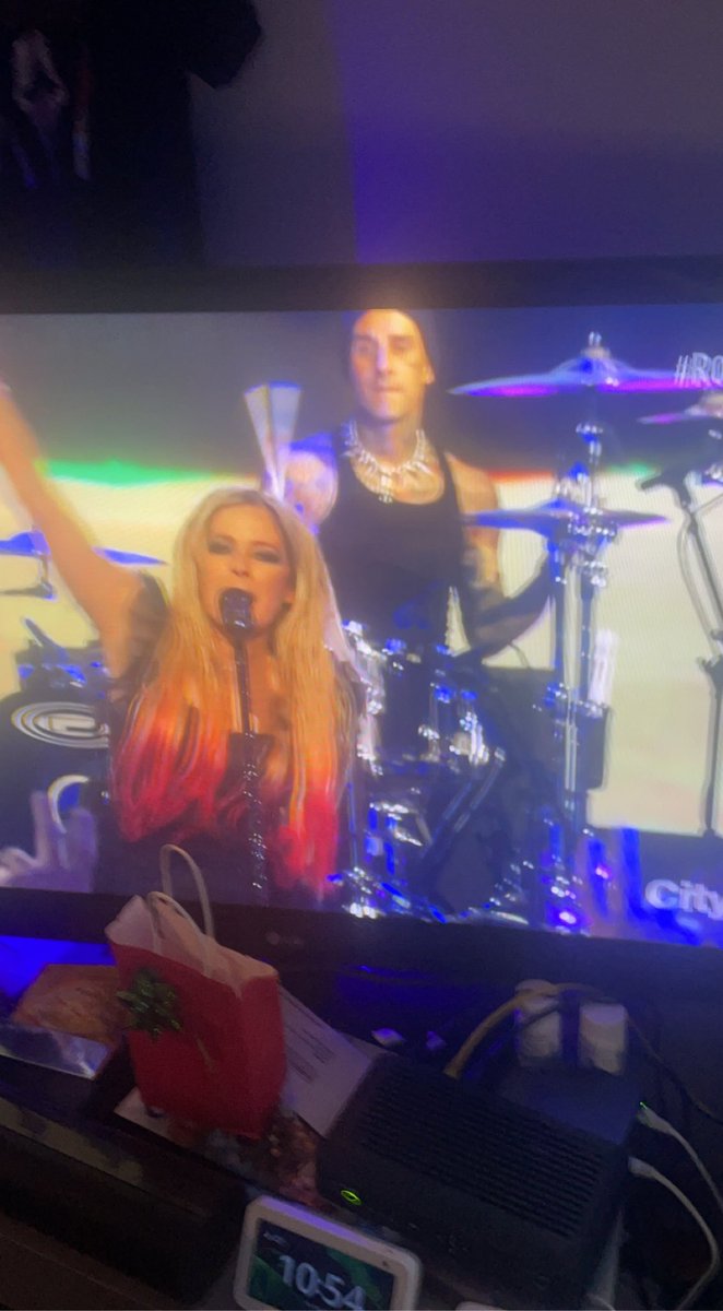 LuisZolanski's tweet photo. @AvrilLavigne and @travisbarker on #RockinEve performing #sk8erboi ❤️❤️❤️❤️#poppunkprincess https://t.co/Ulj14XHXfH