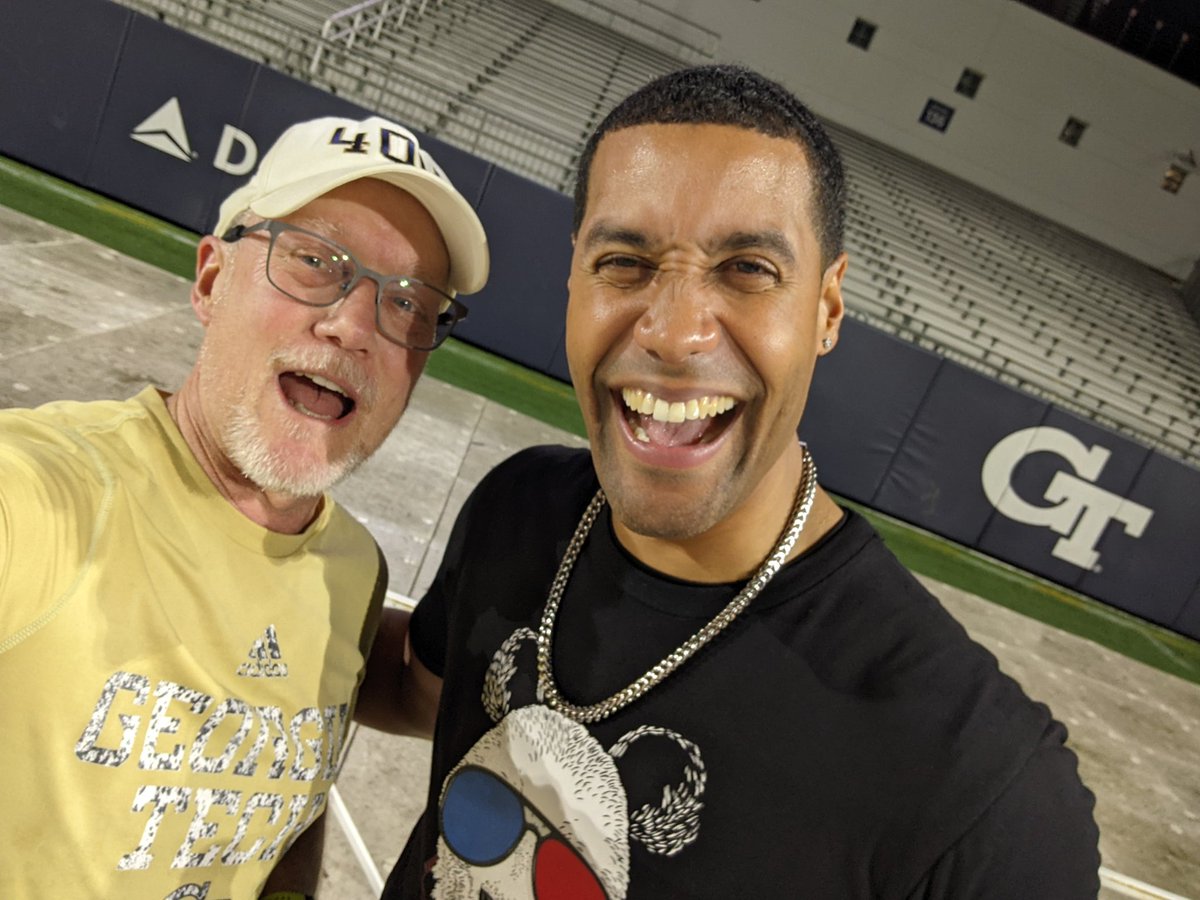 charlesepotts's tweet photo. No better way to start off the New Year in the #ATL than with @ATLtrackclub and @ronnelblackmon ... C'mon c'mon c'mon ... #ResolutionRun5K https://t.co/lu9BkUrOgn