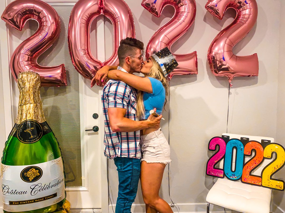 sammyguevara's tweet photo. 2022 is going to be fun! #HAPPYNEWYEAR @TayConti_ ♥️ https://t.co/MsJe34cirw