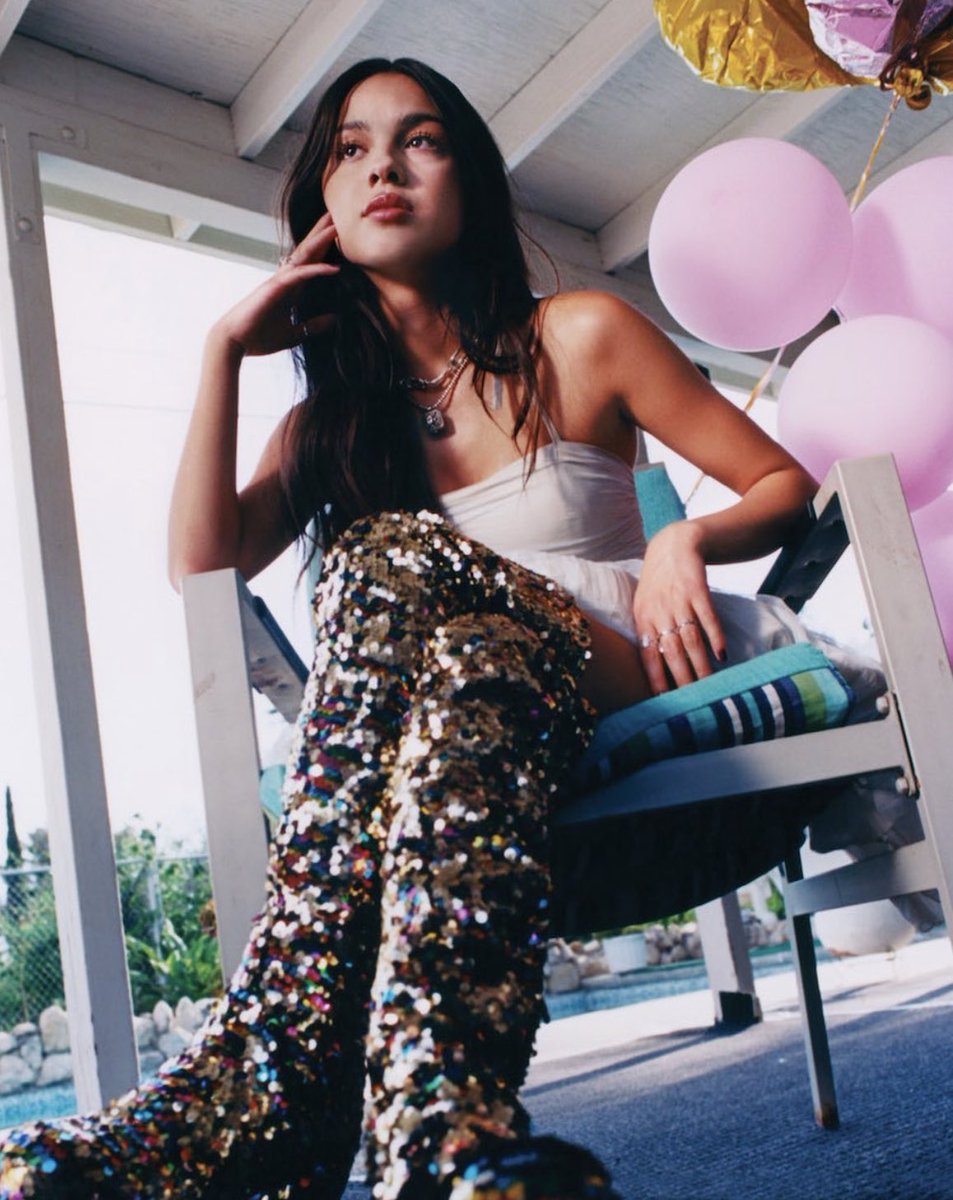 chambierigo's tweet photo. happy new year to olivia rodrigo and emma chamberlain only. 2022 is their year to shine ✨ https://t.co/IcHW8B32Cy