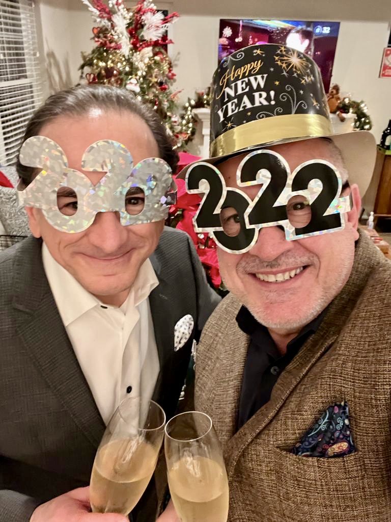 FerAlvarez's tweet photo. Familia es familia, hermano es hermano, sangre es sangre. No le den más vueltas. ¡Amor eterno!
Feliz Año y los mejores deseos de los hermanos Álvarez Díaz. Siempre justos en los momentos más importantes de nuestras vidas. Te amo
@luisalfredoespn1 
#happynewyear #happy2022 https://t.co/zxoMuDPCEo