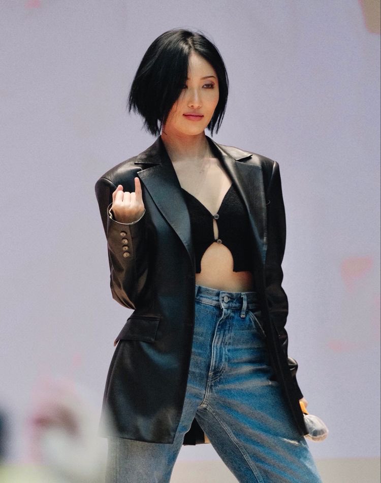 Koreadispath's tweet photo. Breaking news Exo Kai is dating Mamamoo Hwasa. They began their relationship through a mutual acquaintance. They instantly had feelings for each other and began their relationship just after 3 days of meeting
#Dispatch #EXO #KAI #HwaSa #MAMAMOO https://t.co/lNkNJGYkDH